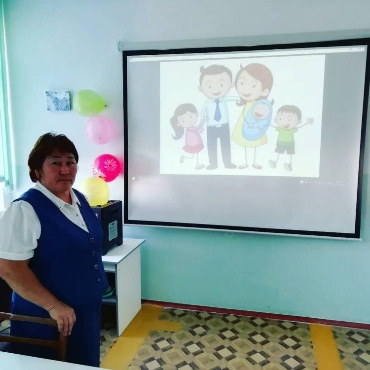 "Отбасы- тәрбие басы, мектеп- тәрбие жаршысы" тақырыбында бірыңғай сынып сағаттары өткізілді.